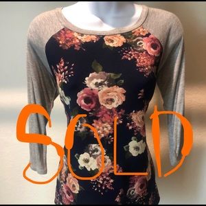 Super cute!! Floral baseball style top - womens size SMALL - Stretchy - Boutique